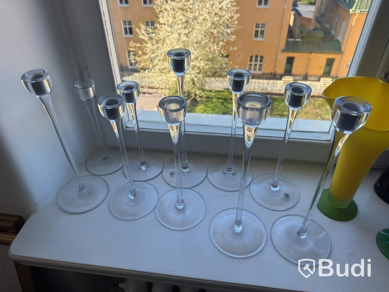 Parti diverse glasvaser samt ljusstakar