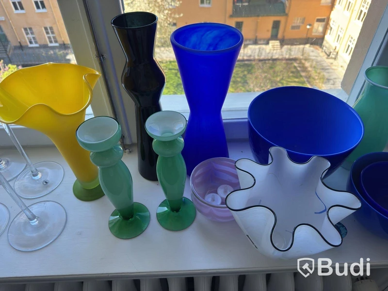 Parti diverse glasvaser samt ljusstakar