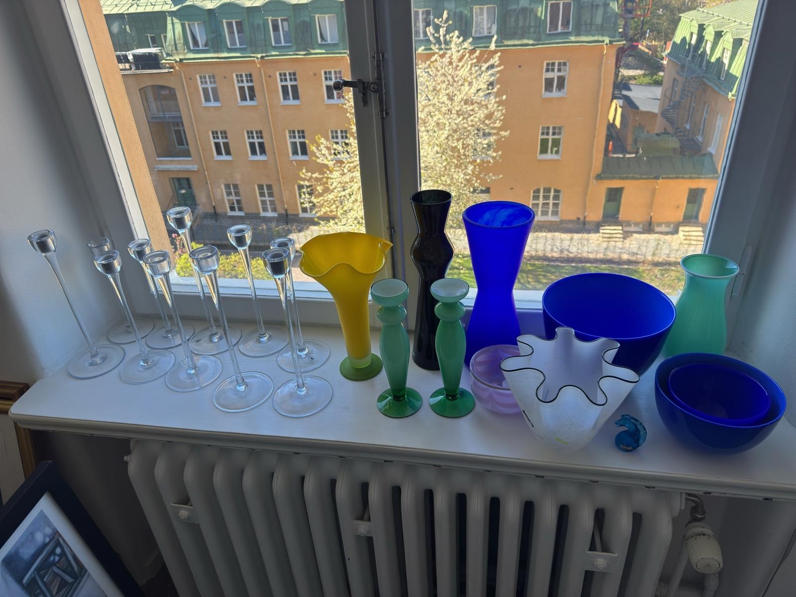 Parti diverse glasvaser samt ljusstakar