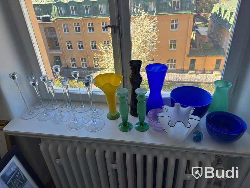 Parti diverse glasvaser samt ljusstakar