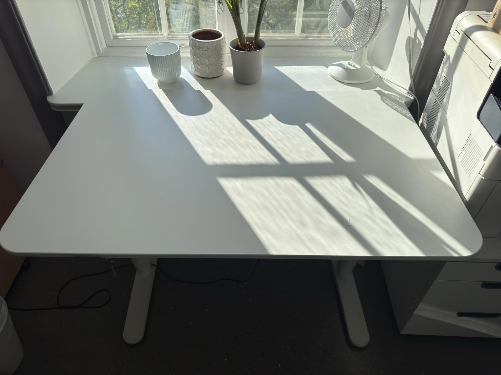 Höj och sänkbart skrivbord Ikea inkl. rullhurts