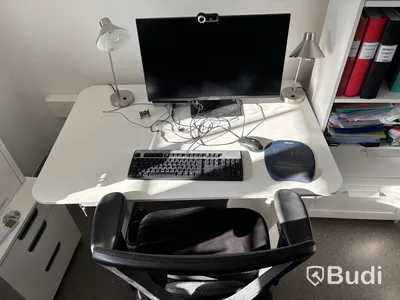 Höj- och sänkbart skrivbord Ikea inkl. kontorsstol, skåp och hylla