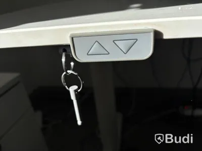 Höj- och sänkbart skrivbord Ikea inkl. kontorsstol, skåp och hylla