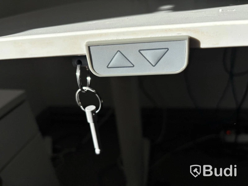Höj- och sänkbart skrivbord Ikea inkl. kontorsstol, skåp och hylla
