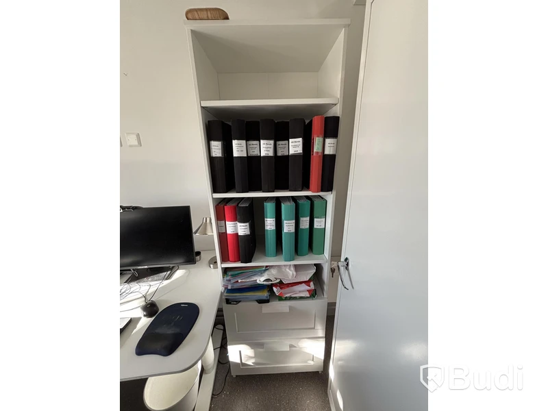 Höj- och sänkbart skrivbord Ikea inkl. kontorsstol, skåp och hylla