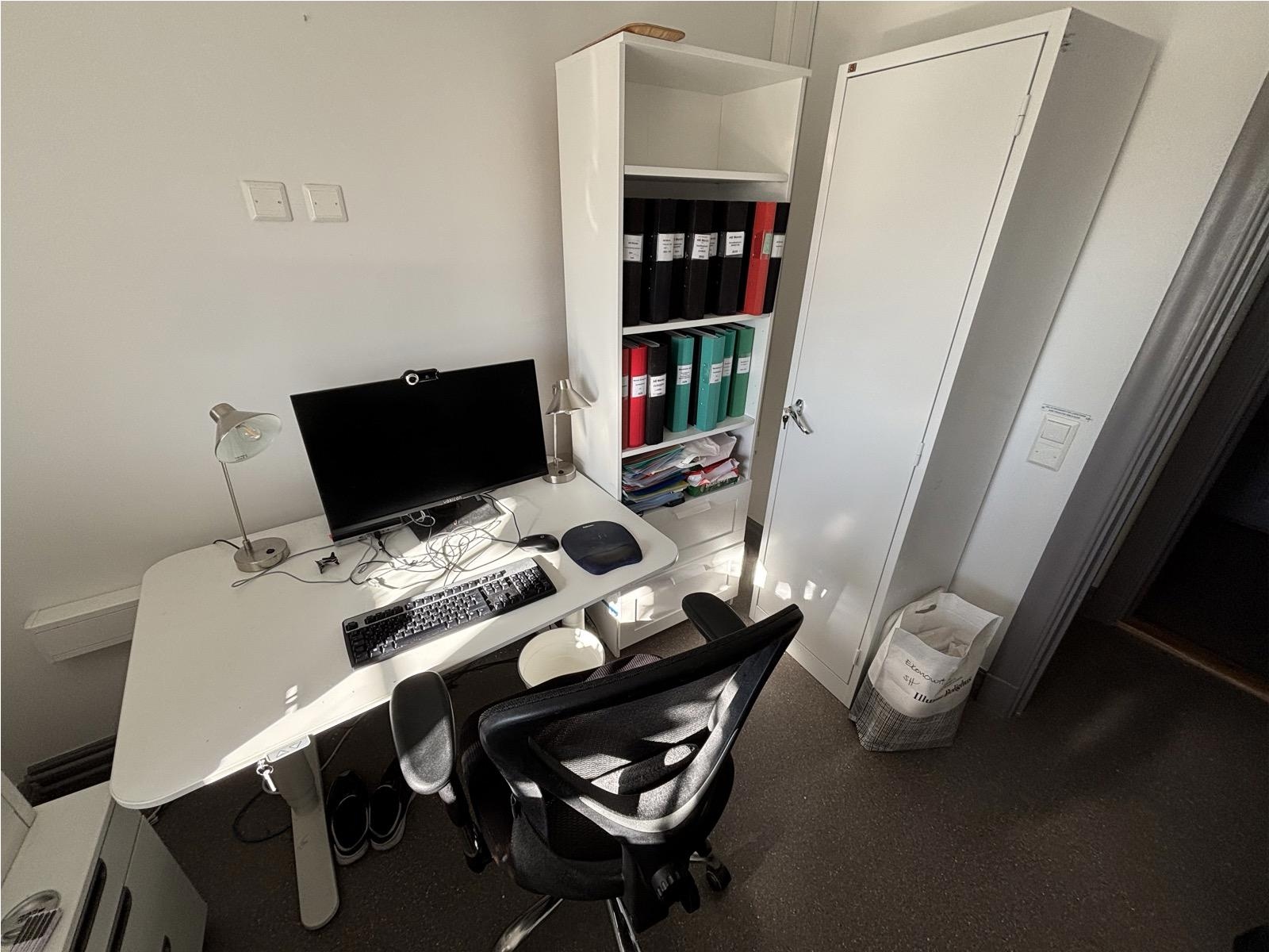 Höj- och sänkbart skrivbord Ikea inkl. kontorsstol, skåp och hylla