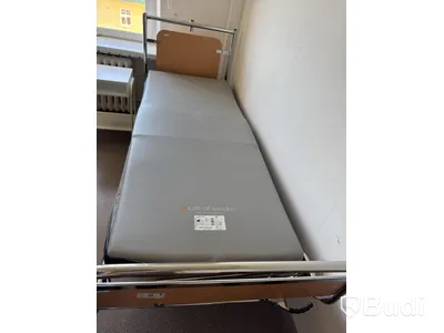Sjukhussäng, elektrisk, ställbar inkl. sängbord