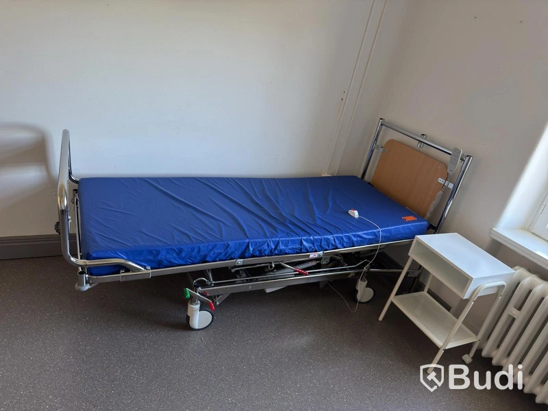 Sjukhussäng, elektrisk, ställbar inkl. sängbord Ikea