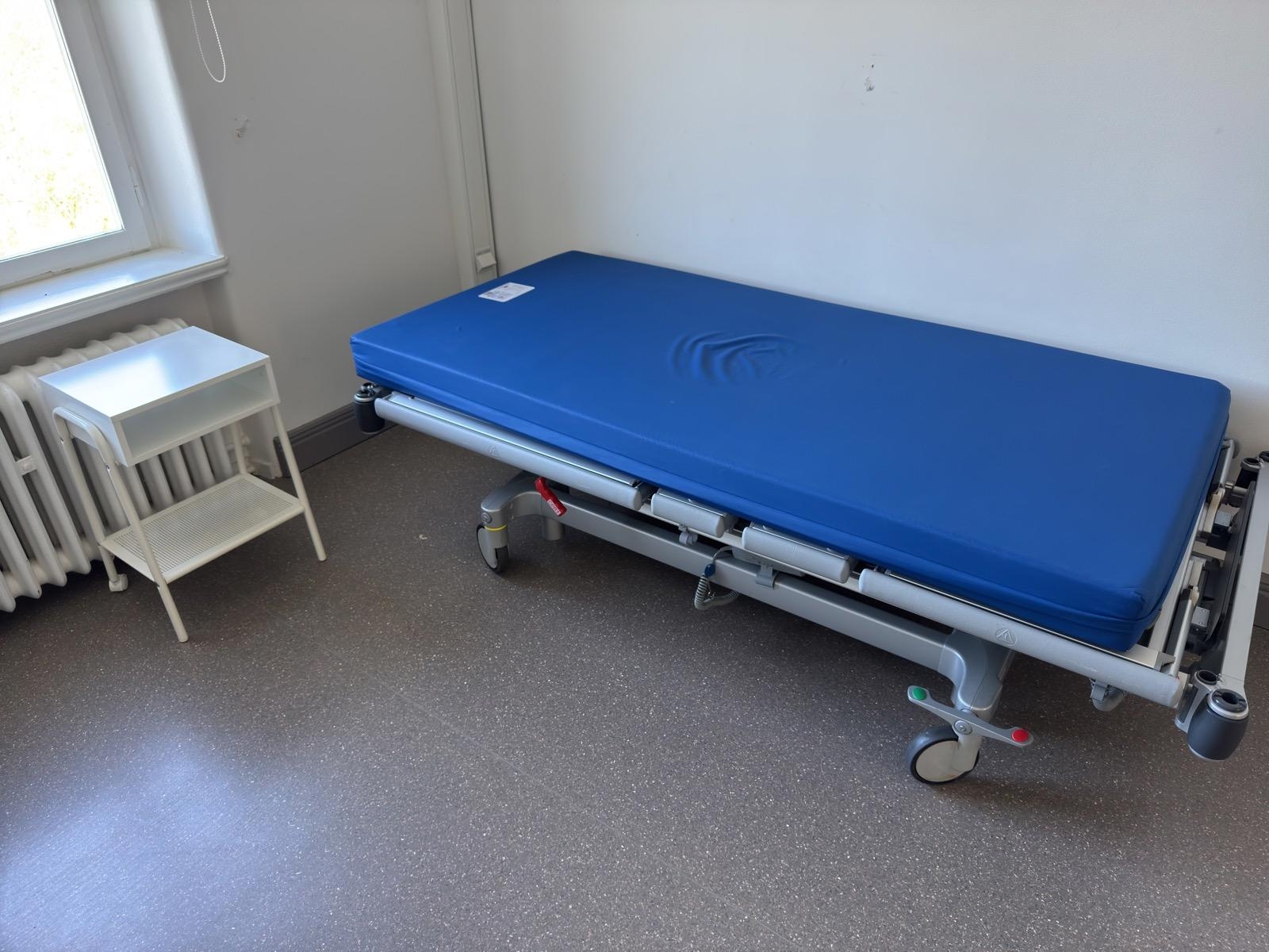 Sjukhussäng, elektrisk, ställbar inkl. sängbord