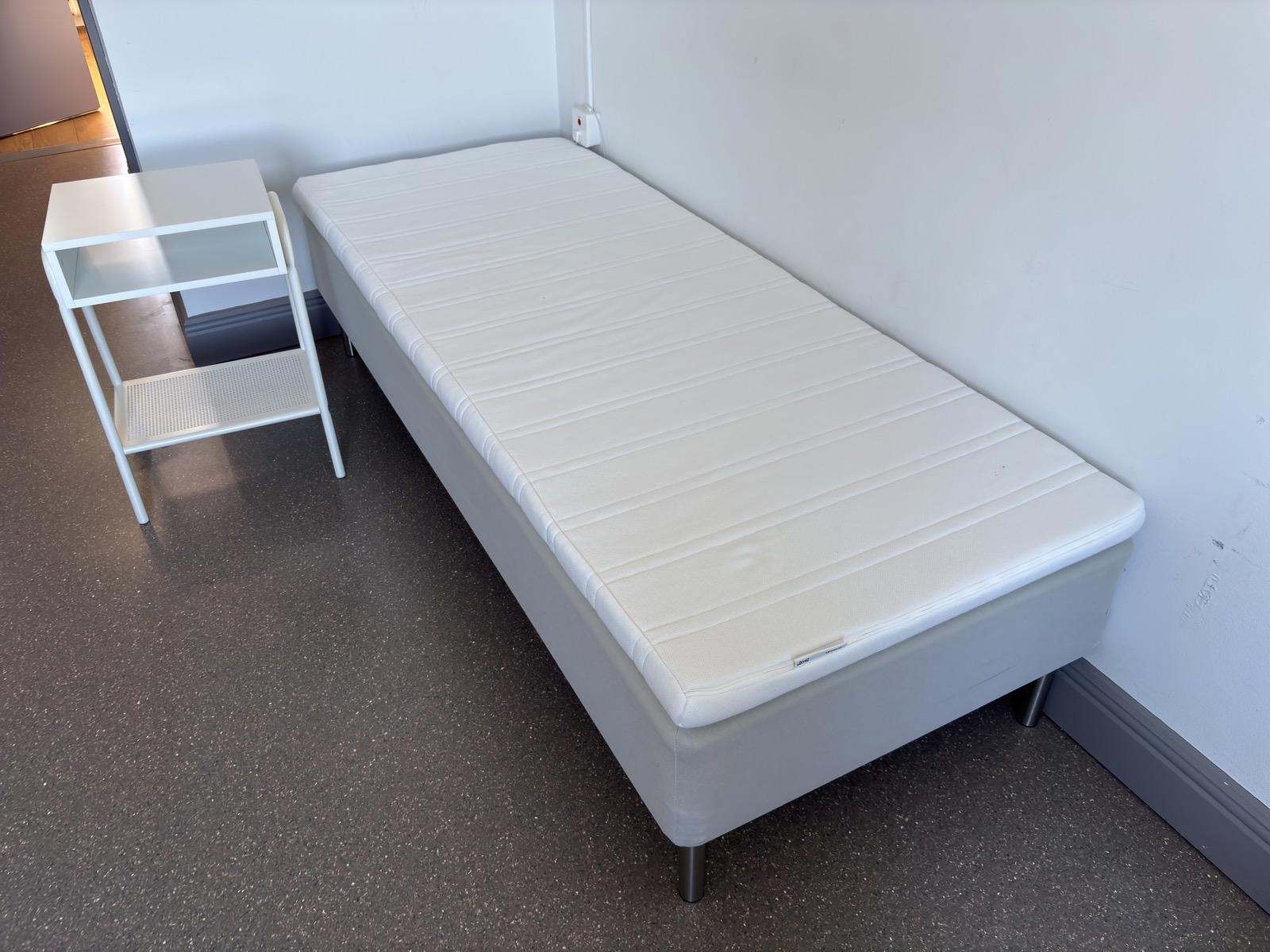 Säng inkl. sängbord Ikea