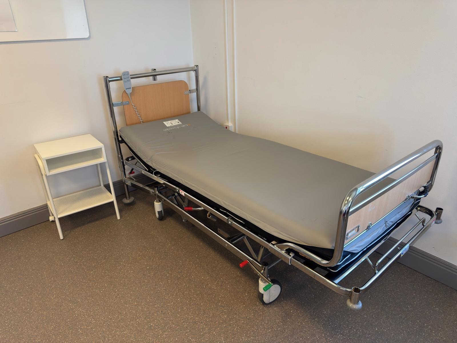 Sjukhussäng, elektrisk, ställbar inkl. sängbord