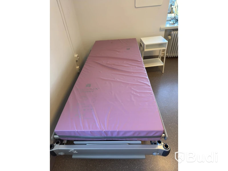 Sjukhussäng, elektrisk, ställbar inkl. sängbord