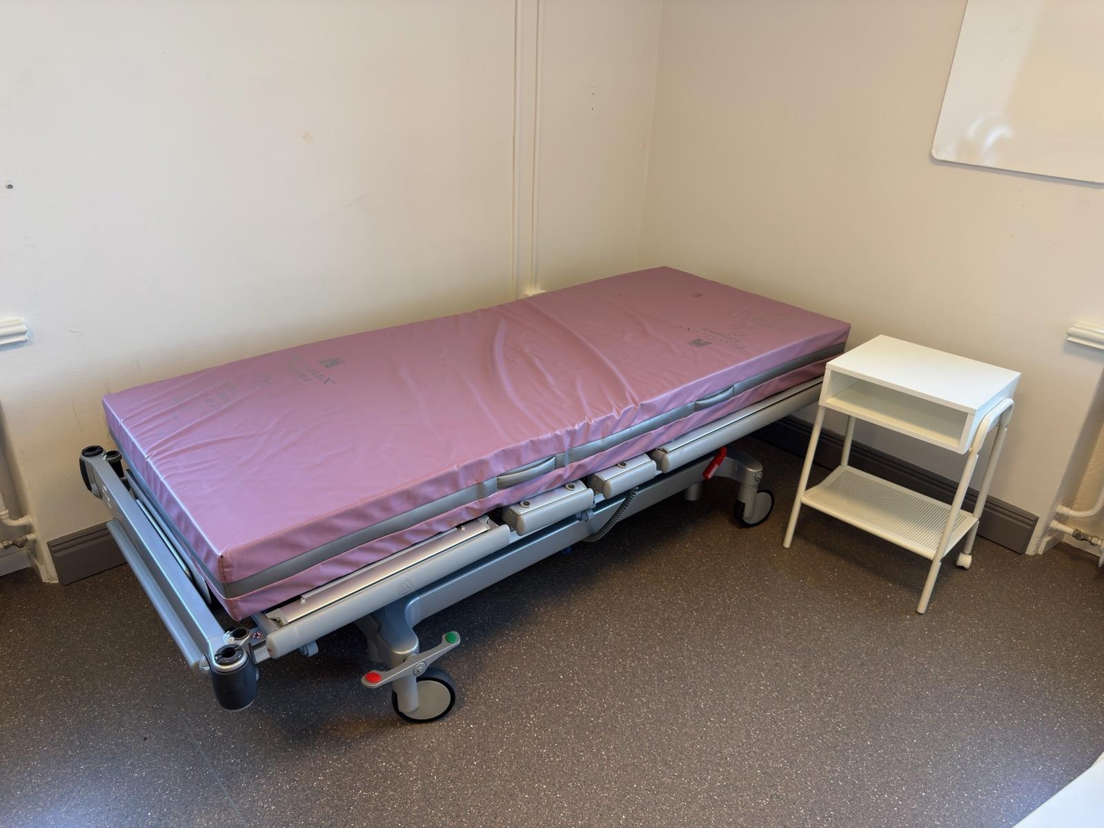 Sjukhussäng, elektrisk, ställbar inkl. sängbord