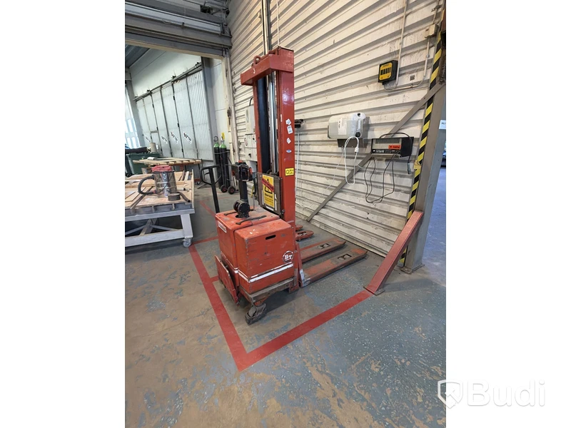 Electric pedestrian stacker BT LSV 1200/5