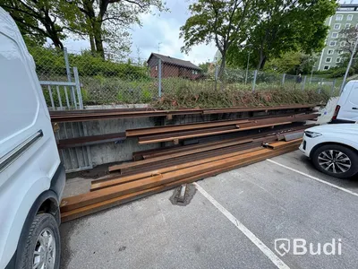 Parti stålprofiler och balkar