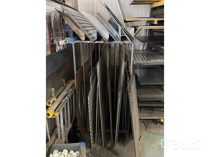 Parti plåtar och profilmaterial inkl. materialställ