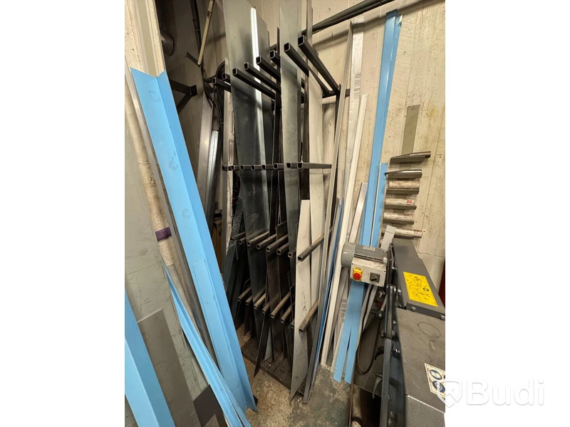 Parti plåtar och profilmaterial inkl. materialställ