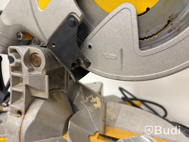 Kap- och klyvsåg Dewalt DWS777-QS