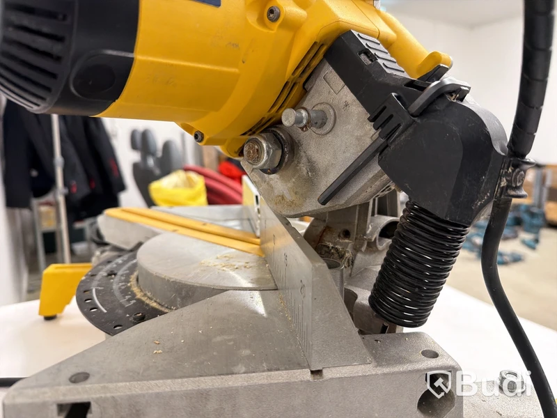 Kap- och klyvsåg Dewalt DWS777-QS