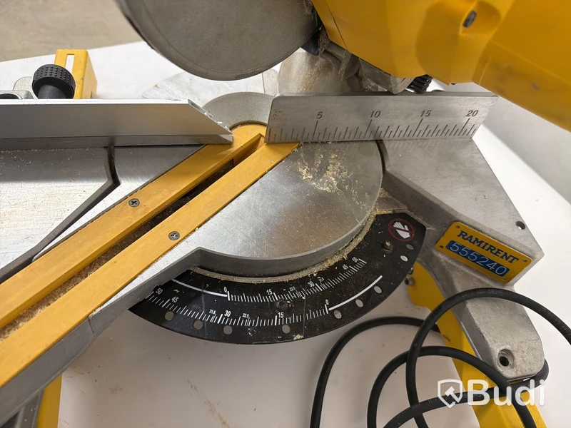 Kap- och klyvsåg Dewalt DWS777-QS