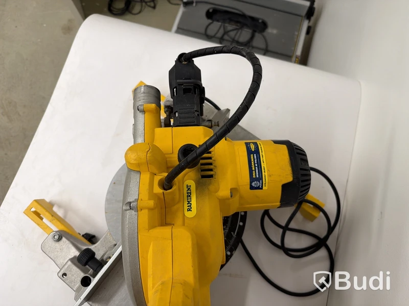 Kap- och klyvsåg Dewalt DWS777-QS