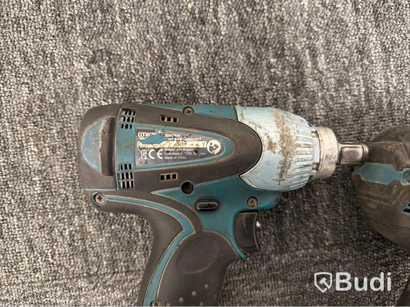 Parti verktyg Makita, ink laddare och 2 st batterier