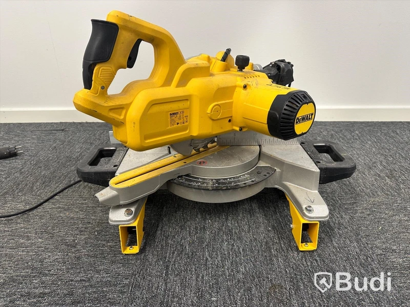 Kap-/gersåg Dewalt DWS777-QS med monteringsbyglar Dewalt DE7023-XJ