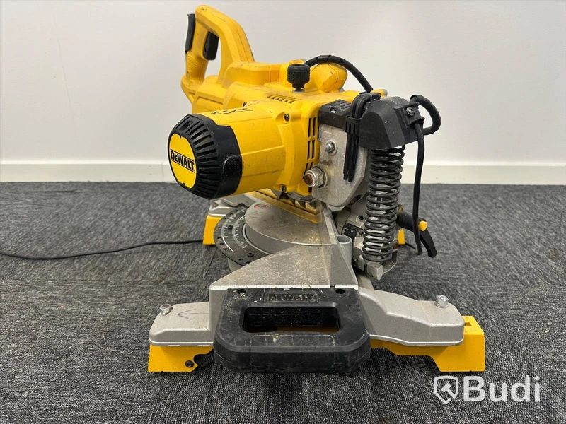 Kap-/gersåg Dewalt DWS777-QS med monteringsbyglar Dewalt DE7023-XJ