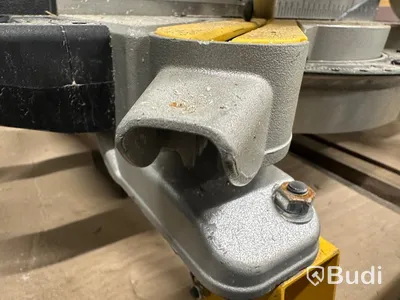 Kap-/gersåg Dewalt DWS777-QS med monteringsbyglar Dewalt DE7023-XJ