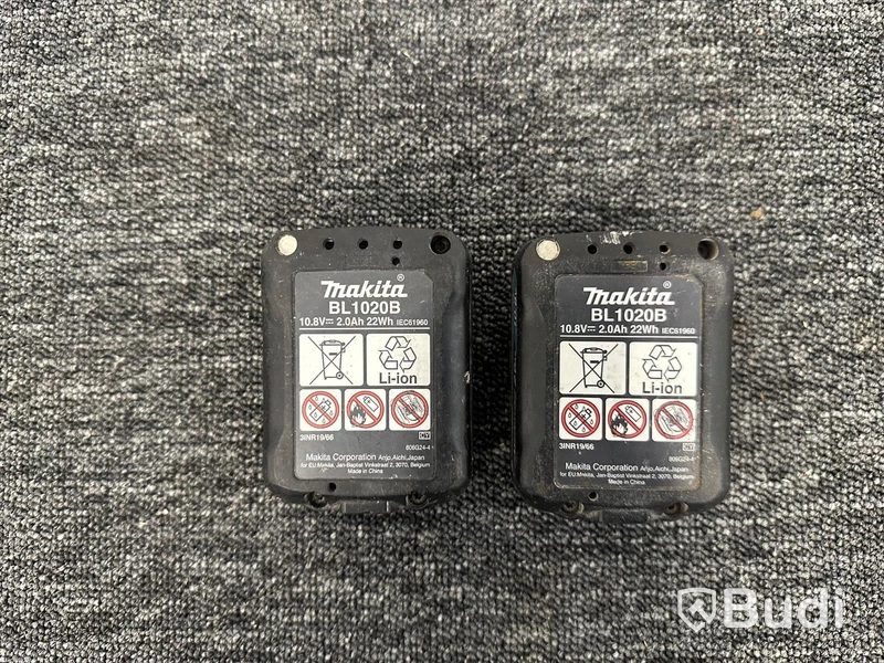 Batteriladdare Makita DC10SA och 2st 10,8V litiumjonbatterier Makita BL1020B