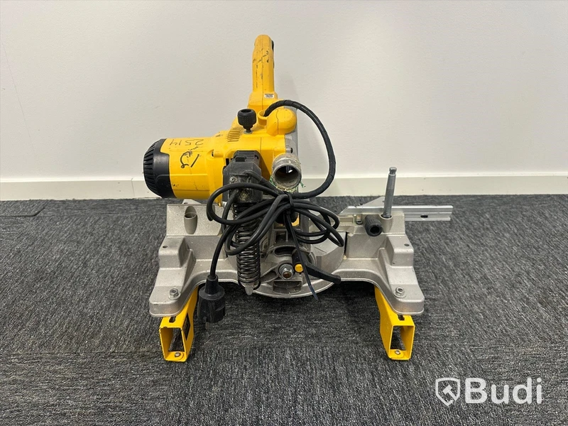 Kap-/gersåg Dewalt DWS777-QS med monteringsbyglar Dewalt DE7023-XJ