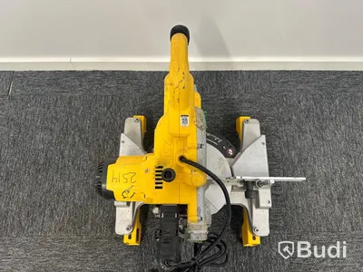 Kap-/gersåg Dewalt DWS777-QS med monteringsbyglar Dewalt DE7023-XJ