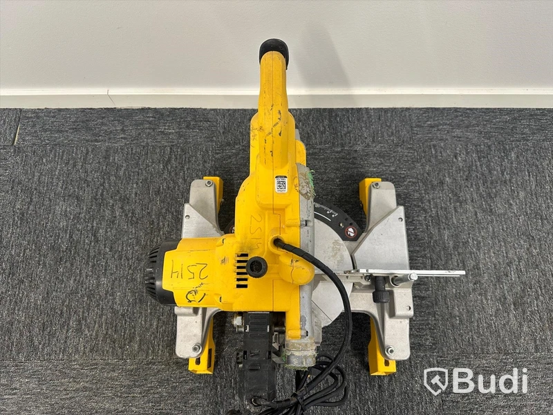 Kap-/gersåg Dewalt DWS777-QS med monteringsbyglar Dewalt DE7023-XJ