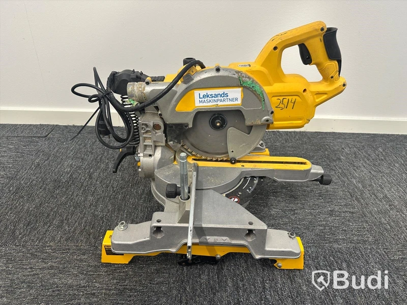 Kap-/gersåg Dewalt DWS777-QS med monteringsbyglar Dewalt DE7023-XJ