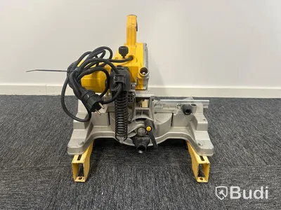 Kap-/gersåg Dewalt DWS777-QS, monteringsbyglar Dewalt DE7023-XJ och sågbänk Dewalt DE7023-XJ