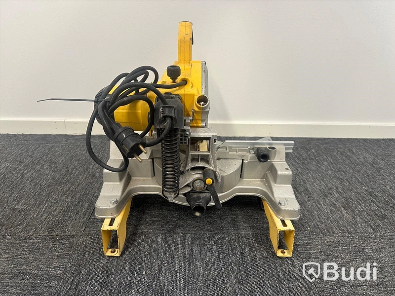 Kap-/gersåg Dewalt DWS777-QS, monteringsbyglar Dewalt DE7023-XJ och sågbänk Dewalt DE7023-XJ