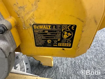 Kap-/gersåg Dewalt DWS777-QS, monteringsbyglar Dewalt DE7023-XJ och sågbänk Dewalt DE7023-XJ