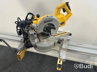 Kap-/gersåg Dewalt DWS777-QS, monteringsbyglar Dewalt DE7023-XJ och sågbänk Dewalt DE7023-XJ