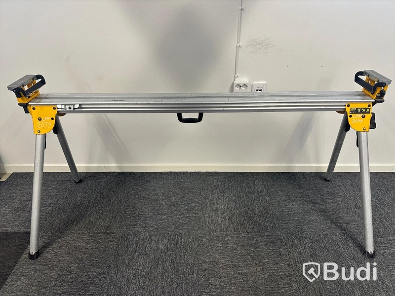 Kap-/gersåg Dewalt DWS777-QS, monteringsbyglar Dewalt DE7023-XJ och sågbänk Dewalt DE7023-XJ