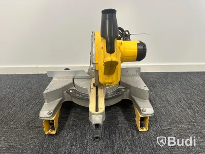Kap-/gersåg Dewalt DWS777-QS, monteringsbyglar Dewalt DE7023-XJ och sågbänk Dewalt DE7023-XJ