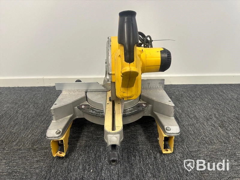 Kap-/gersåg Dewalt DWS777-QS, monteringsbyglar Dewalt DE7023-XJ och sågbänk Dewalt DE7023-XJ
