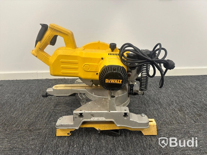 Kap-/gersåg Dewalt DWS777-QS, monteringsbyglar Dewalt DE7023-XJ och sågbänk Dewalt DE7023-XJ