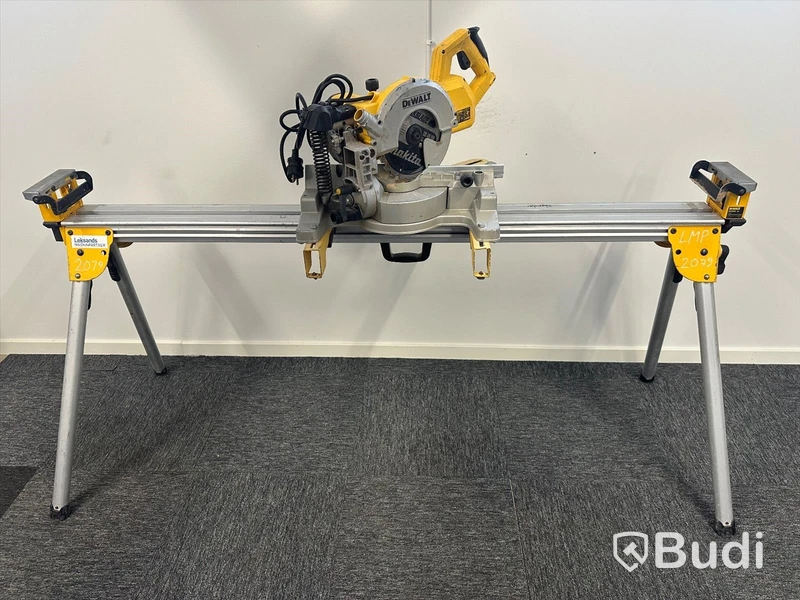 Kap-/gersåg Dewalt DWS777-QS, monteringsbyglar Dewalt DE7023-XJ och sågbänk Dewalt DE7023-XJ