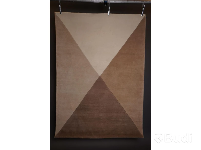 Handknuten matta från AXECO, ca 195x142 cm