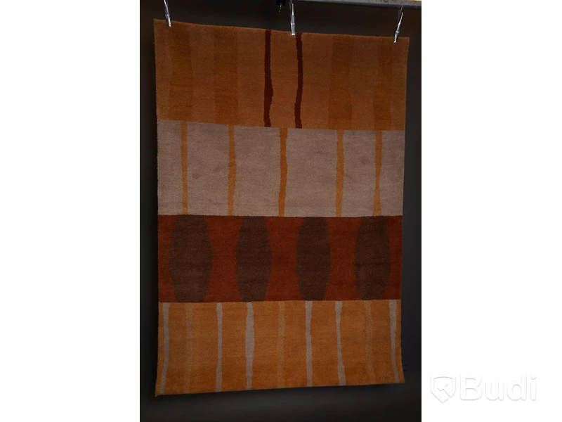 Handknuten matta från AXECO, ca 200x140 cm