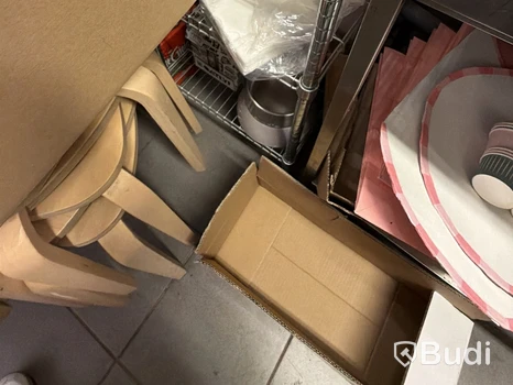 Hyllsystem i metall med tillbehör