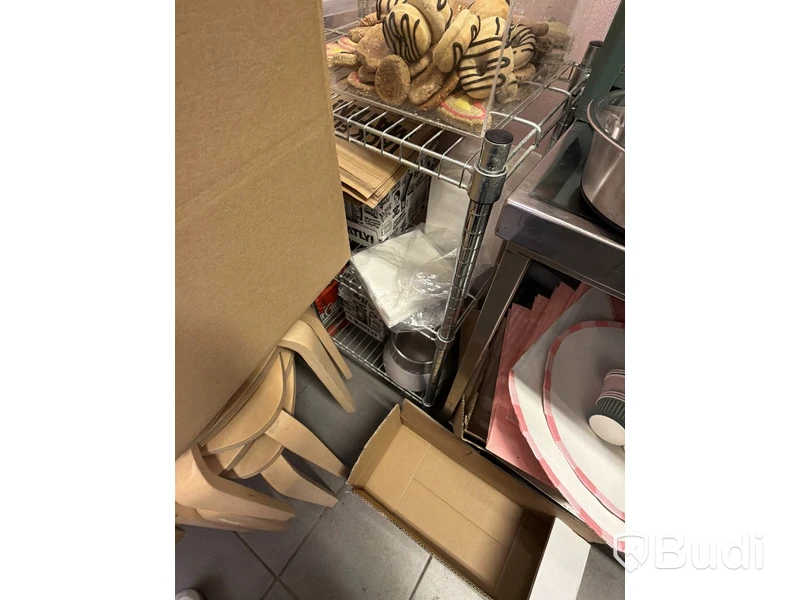 Hyllsystem i metall med tillbehör