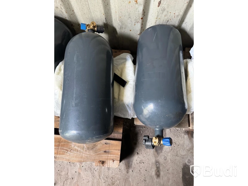 24 st CNG-tankar med fästen