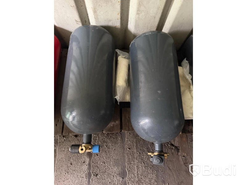 24 st CNG-tankar med fästen