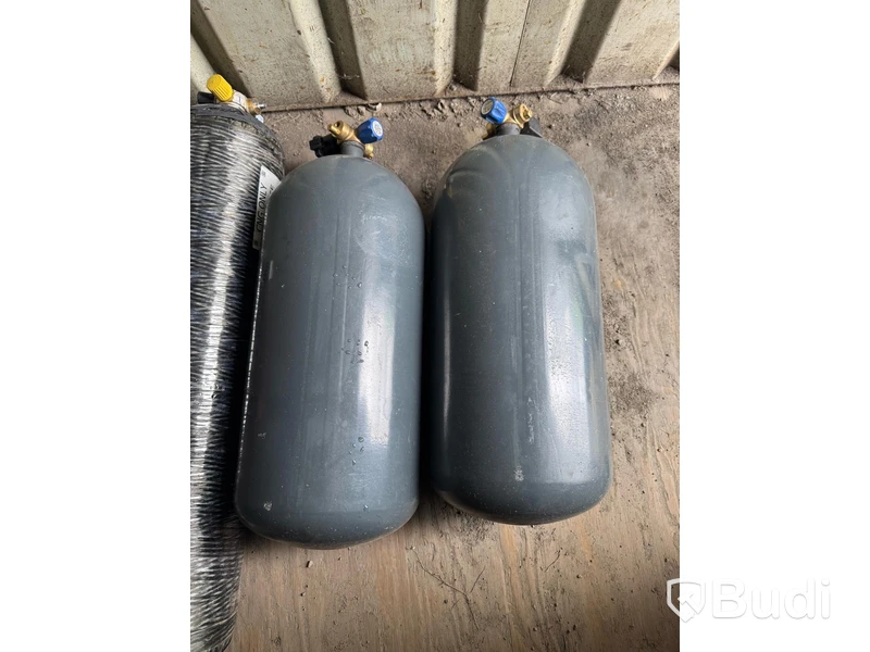 24 st CNG-tankar med fästen